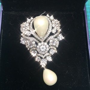 vintage inspired pearl rhinestone brooch